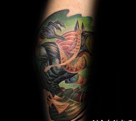 手臂彩色的邪恶埃及神像纹身图案