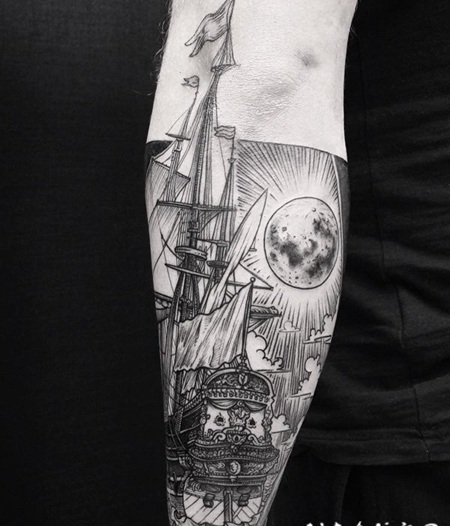 雕刻风格黑色线条月亮和帆船手臂纹身图案