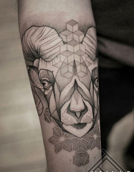 几何风格黑色点刺身山羊头手臂纹身图案