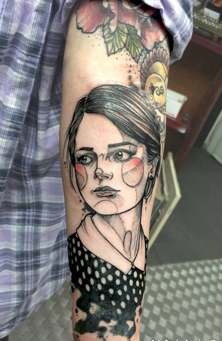 素描式彩色女子脸手臂纹身图案