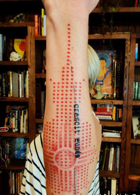 红色的圆点装饰和字母手臂纹身图案