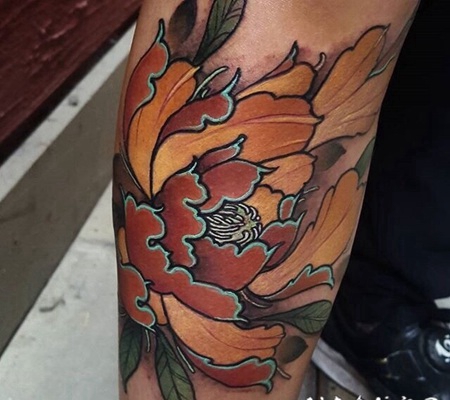 中等大小的黄色牡丹花手臂纹身图案