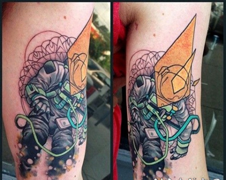 超现实主义风格的彩色宇航员与几何手臂纹身图案