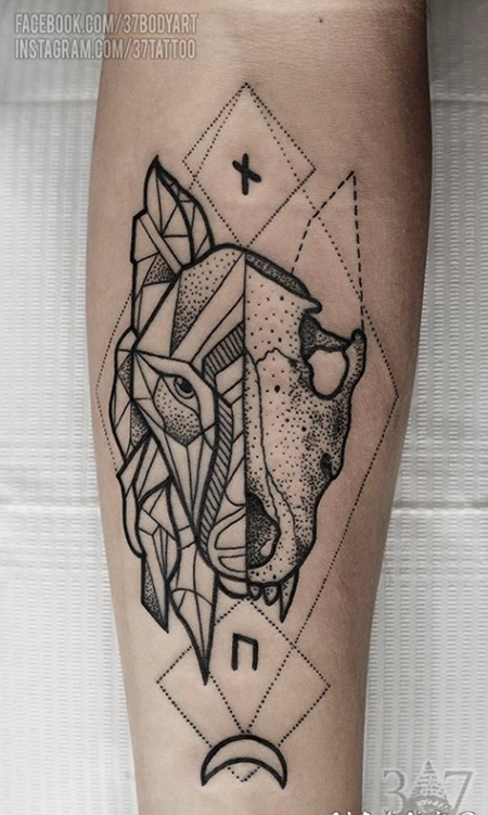 神秘的黑色点刺邪恶狼与符号手臂纹身图案