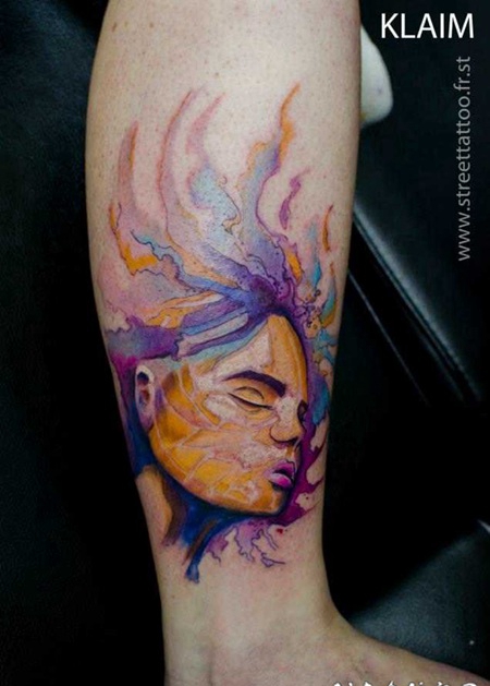 水彩风格的彩色女性手臂纹身图案