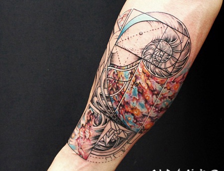 神秘蜗牛饰品大型五彩手臂纹身图案