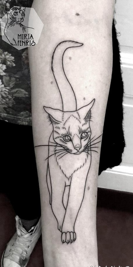 素描风格黑色可爱的猫手臂纹身图案