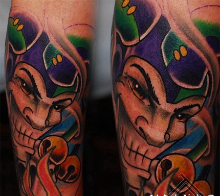 卡通风格的彩色邪恶小丑手臂纹身图案