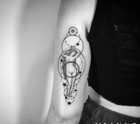 神秘女人与圆圈黑色手臂纹身图案