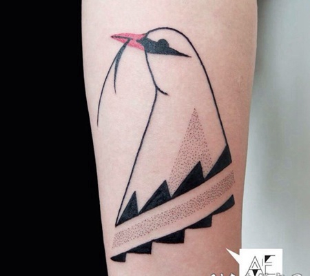 简单彩色点刺美丽的鸟手臂纹身图案