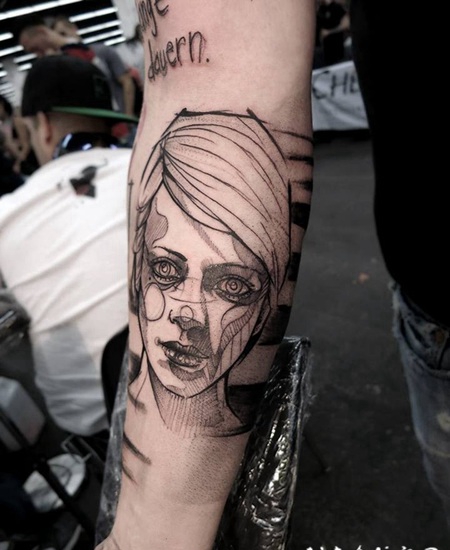 素描风格的黑色点刺女人与字母手臂纹身图案