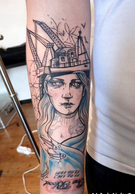 超现实主义风格的女人和油塔手臂纹身图案