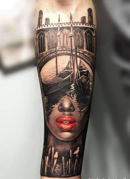 手臂有趣的中世纪城桥梁与女性肖像纹身图案