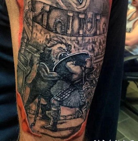 黑灰角斗士与狮子手臂纹身图案