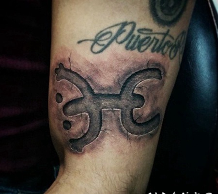 石雕风格很酷的古代符号手臂纹身图案