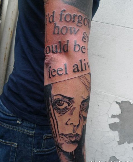 手臂插画风格的女人和字母纹身图案