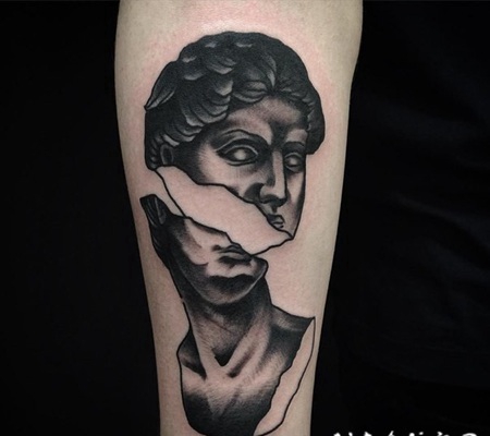 石雕风格破碎的雕像手臂纹身图案