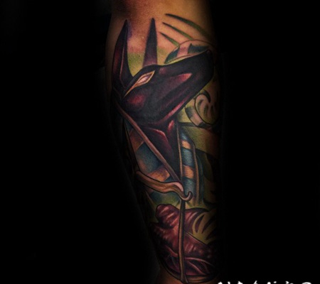 插画风格彩色埃及神阿努比斯手臂纹身图案