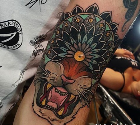 手臂日本风格的彩色狮子头与头盔纹身图案