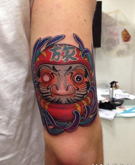 漂亮的字符和达摩花朵手臂纹身图案
