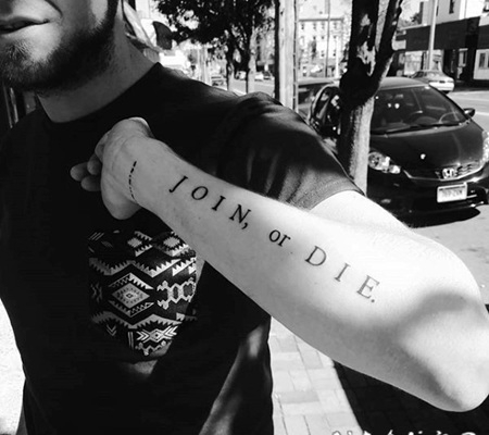 简单经典的黑色英文字母手臂纹身图案