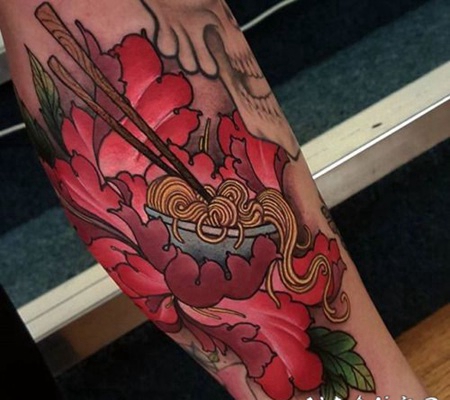 new school彩色花朵与面条手臂纹身图案