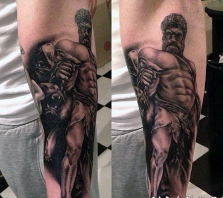 石雕风格男性雕像与地狱犬手臂纹身图案
