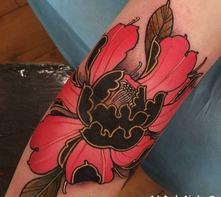 手臂红色和黑色的牡丹花纹身图案