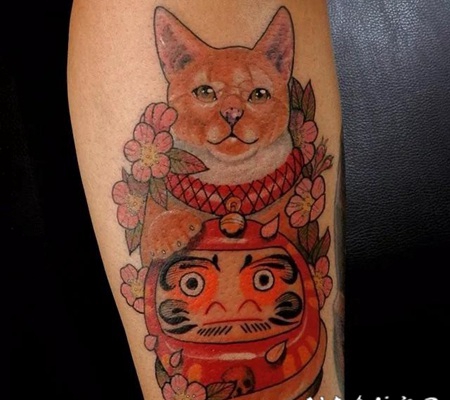 old school神秘的日本招财猫娃娃和鲜花手臂纹身图案