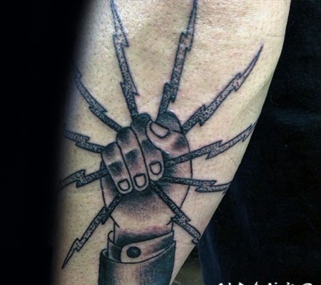 复古风格的黑色手和符号手臂纹身图案