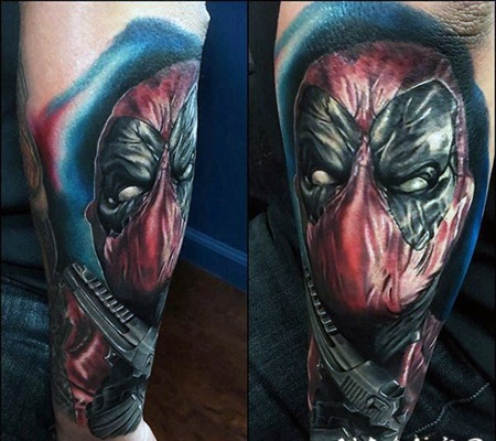 逼真的彩色邪恶死侍和手枪手臂纹身图案