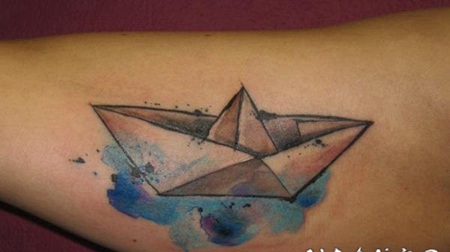 简单水彩风格的纸船手臂纹身图案