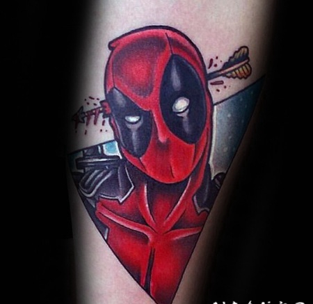 手臂简易的彩色死侍与箭头纹身图案