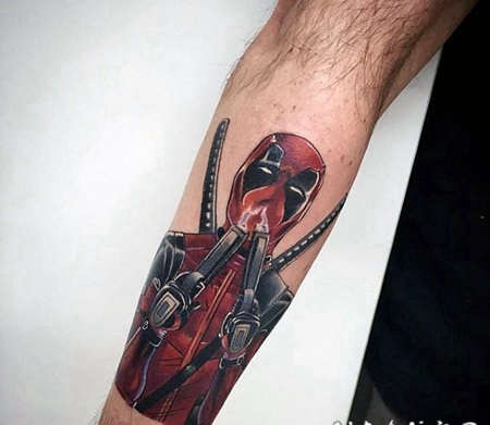 手臂好看的彩绘死侍与手枪纹身图案