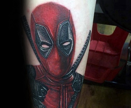 难以置信的彩色死侍画像手臂纹身图案