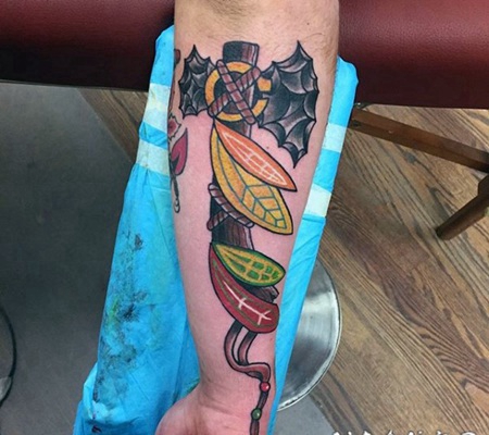 new school彩色斧头与羽毛手臂纹身图案