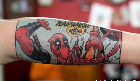 漫画风格的彩色死侍手臂纹身图案