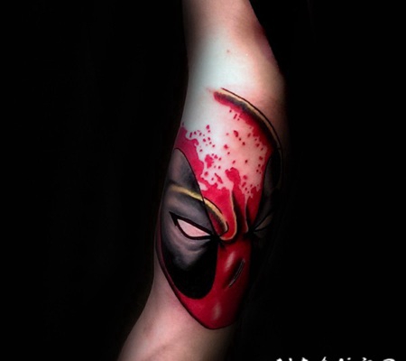 卡通风格的血腥死侍头手臂纹身图案