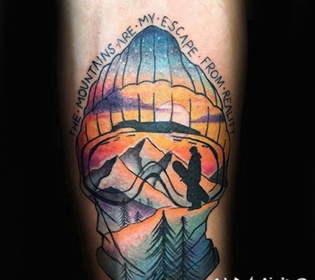 好看的彩色人与滑雪板字母手臂纹身图案