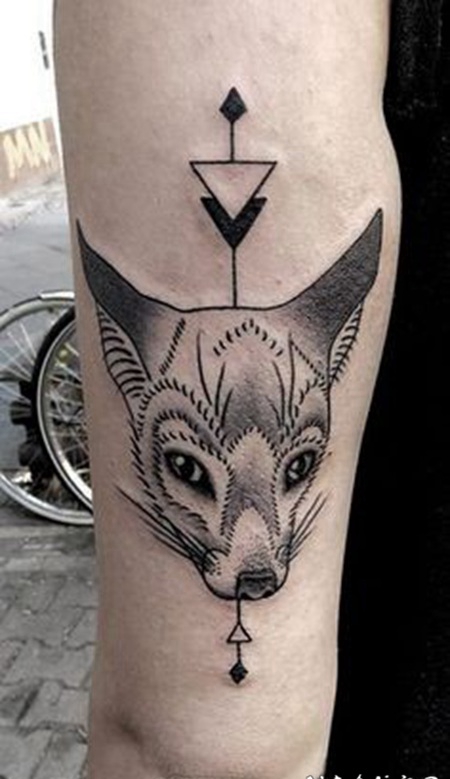 手臂黑色幻想狐狸和几何饰品纹身图案