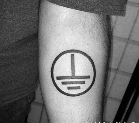 简单的黑色前锋象征符号手臂纹身图案