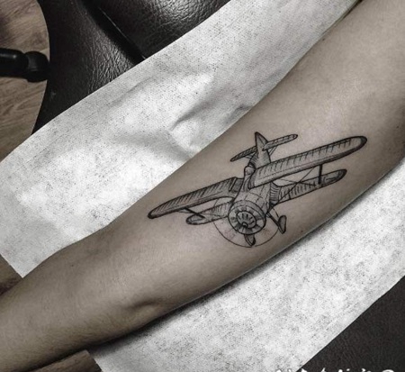 雕刻风格的黑色飞机手臂纹身图案