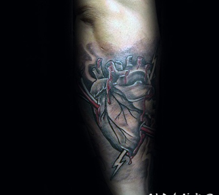 新传统风格彩色心脏与闪电手臂纹身图案