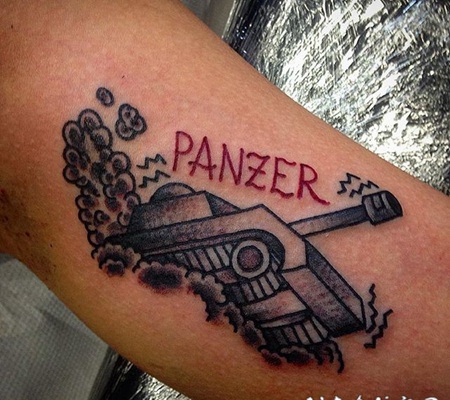 old school彩色小坦克和字母手臂纹身图案