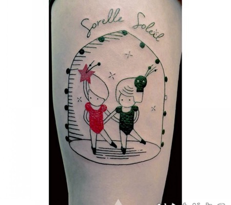 彩色可爱的跳舞娃娃和字母手臂纹身图案