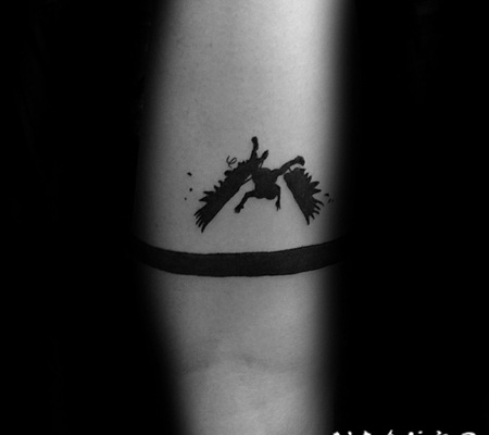 黑色线条手环和伊卡洛斯手臂纹身图案