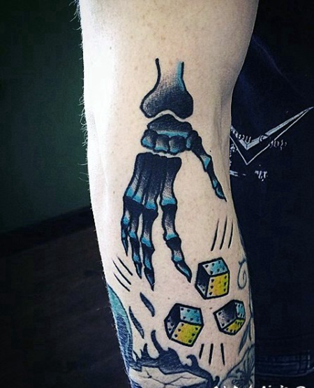 卡通风格的彩色骷髅手与骰子手臂纹身图案