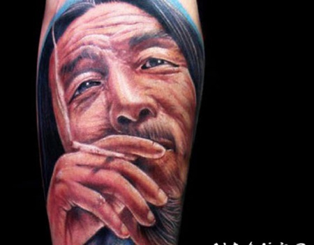 插画式彩色男子吸烟肖像手臂纹身图案