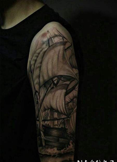 扬帆起航，手臂黑灰帆船纹身图案