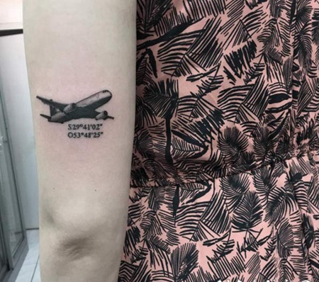 迷你黑色飞机与坐标手臂纹身图案